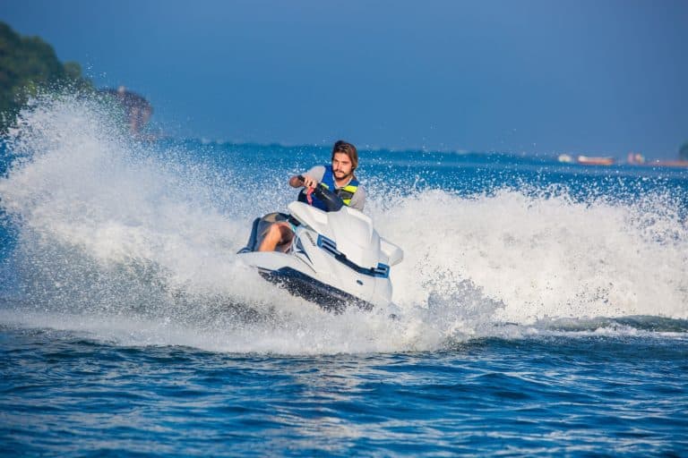 Homme conduisant un jet-ski sur l'eau