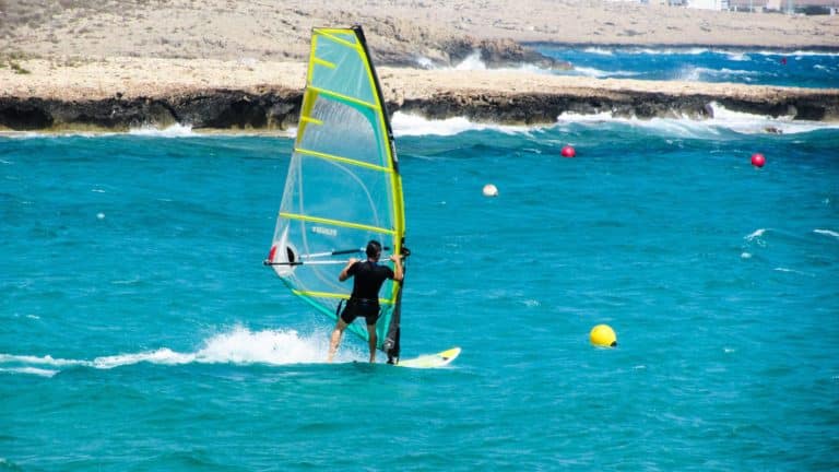 Planche à voile sur mer turquoise