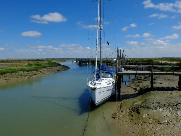 Bateau à voile amarré sur une rivière proche du camping à Saujon en Charente-Maritime