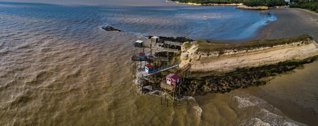 Carrelets traditionnels de la côte royannaise, près du camping à Meschers-sur-Gironde.