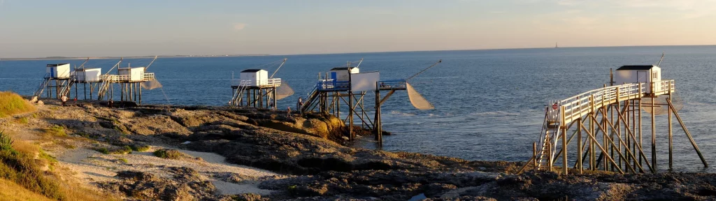 Vue sur les carrelets de la côte Royannaise en Charente-Maritime.