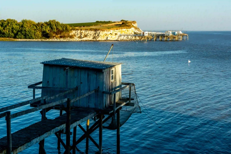 Camping à Talmont-sur-Gironde en Charente-Maritime, carrelets en bois sur pilotis surplombant l'estuaire.