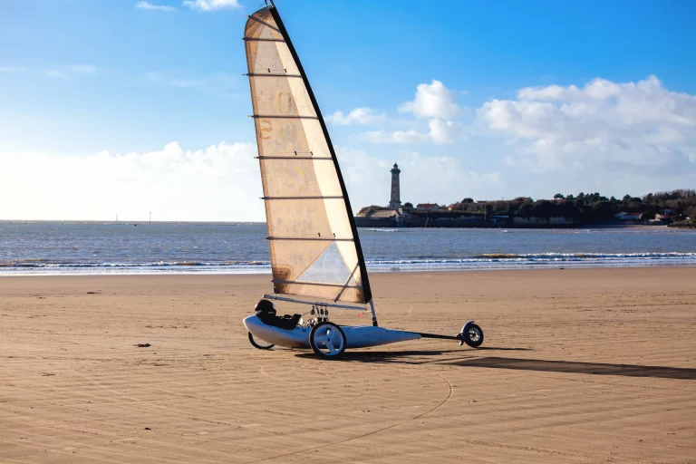 Char à voile sur la plage de Royan en Charente-Maritime.
