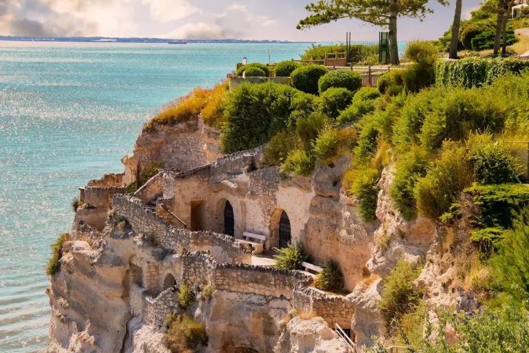 Camping à Meschers-sur-Gironde, grotte troglodytique aménagée dans les falaises surplombant la mer.