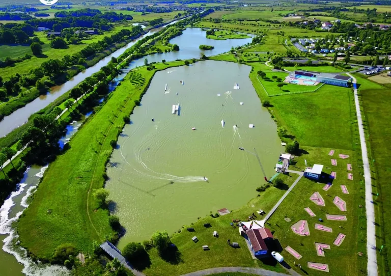 Vue aérienne du lac de Saujon en Charente-Maritime avec parc aquatique et terrain de mini-golf, proche du camping.