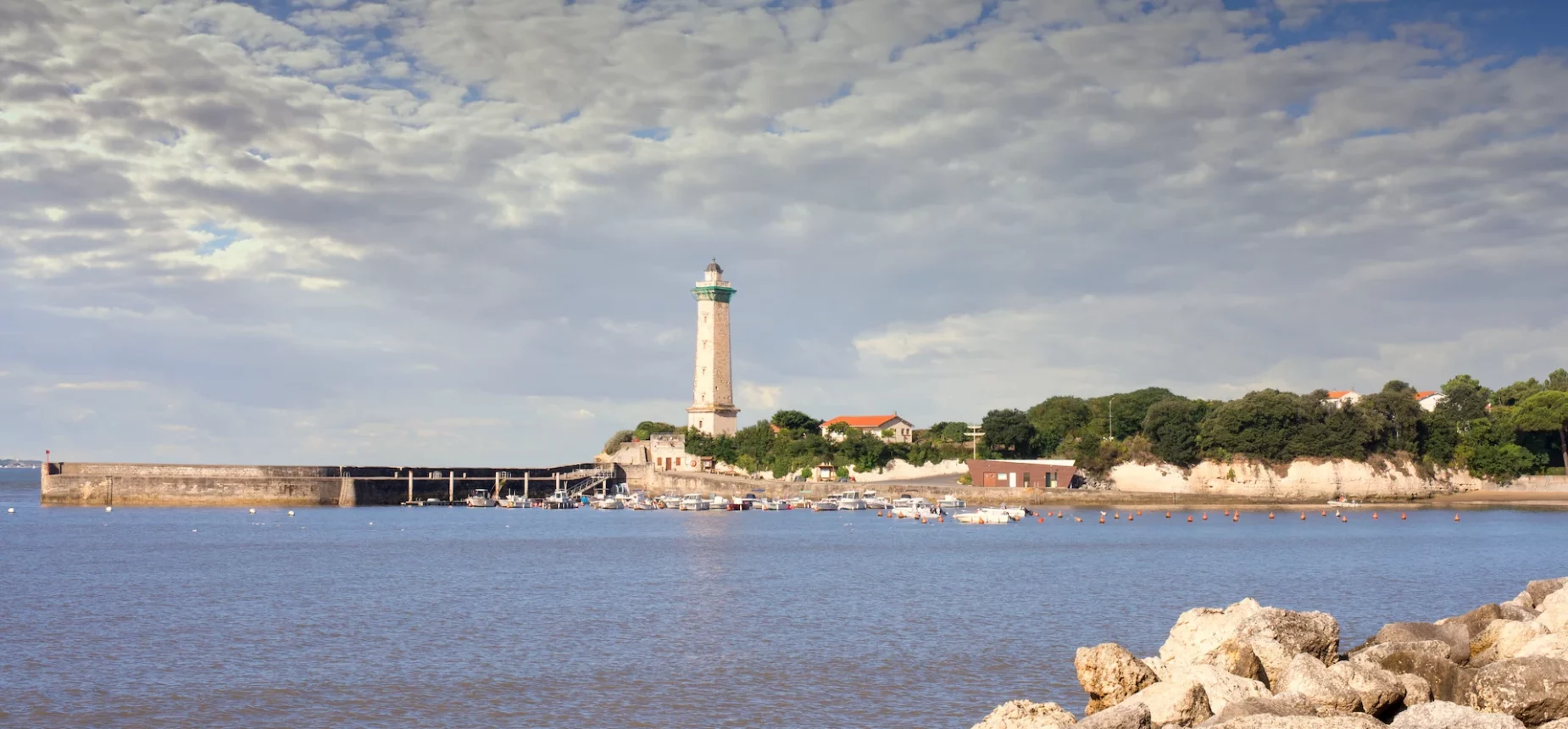 Vue sur le phare de Saint-Georges-de-Didonne près du camping en Charente-Maritime.