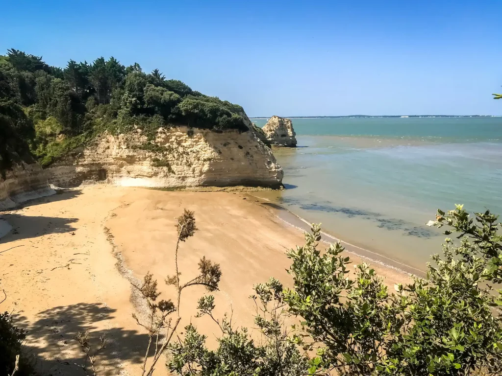 Camping près de la plage de Saint-Georges-de-Didonne, destination touristique.