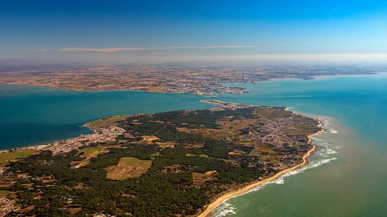 Vue aérienne sur la ville de Royan proche du camping du Lac de Saujon en Charente-Maritime.
