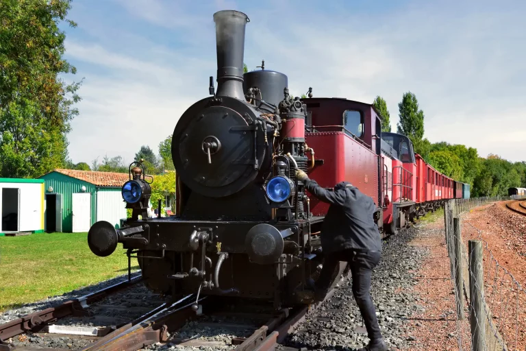 Train à vapeur en gare proche du camping à Saujon en Charente-Maritime